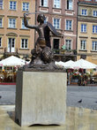 символ города Варшавы на Рыночной площади — бронзовая скульптура варшавской Сирены.