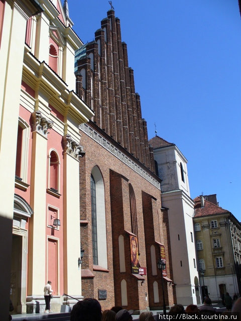 Костел Святого Яна — здание достаточно большое, к тому же со всех сторон зажато домами — сфотографировать его хорошо сложно. Варшава, Польша