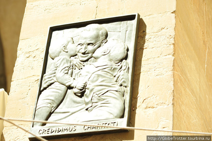Один Фьорентийский горожанин, широко занимавшийся благотворительностью, был отмечен такой доской  на одной из площадей города. Тоскана, Италия
