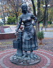 Если же пройти еще немного, то можно увидеть девушку с ведром. Это тоже вам не хухры-мухры, а памятник ростовскому водопроводу, проложенному здесь в 1865 году.
