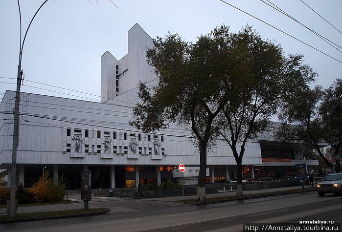 Также к памятникам, пожалуй, можно отнести два ростовских театра: музыкальный, построенный в виде... рояля с открытой крышкой.., Ростов-на-Дону, Россия