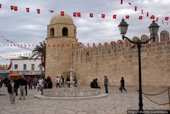 Фонтан у стены монастыря Сусс, Тунис