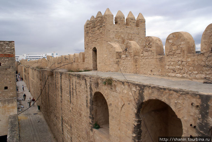 Городская стена — вид со второго этажа гостиницы Paris Сусс, Тунис