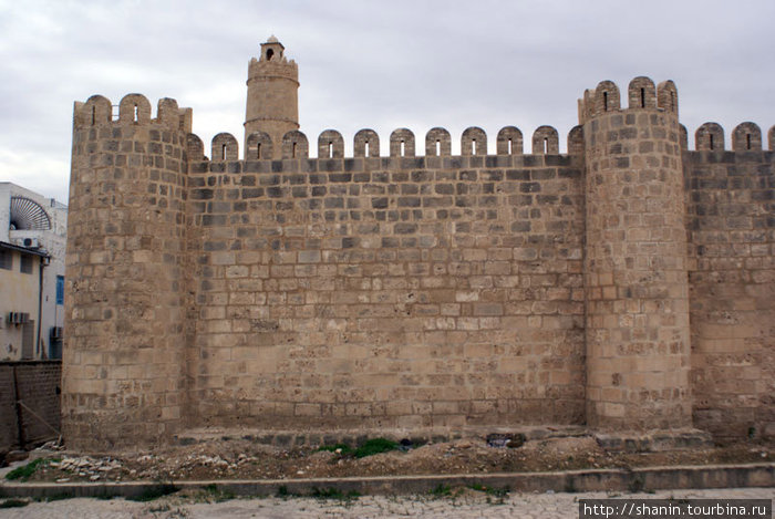 Стены монастыря-крепости Сусс, Тунис