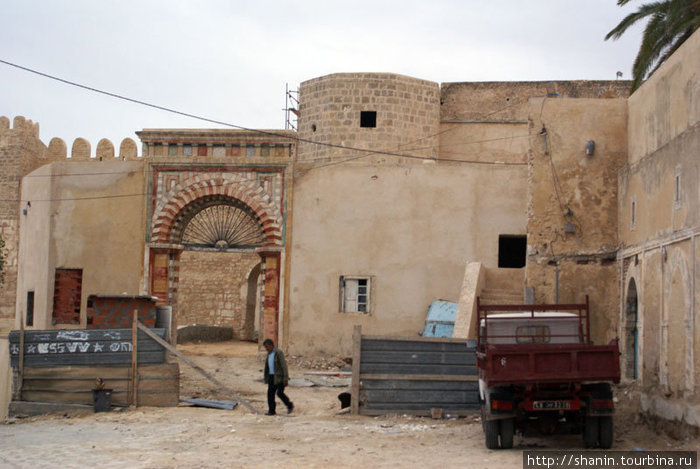 Крепость в дальнем углу медины, возле квартала красных фонарей Сусс, Тунис