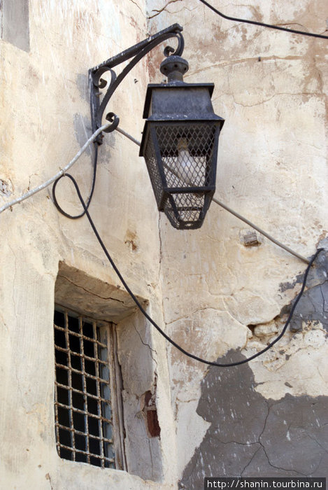 Фонарь и окно старого дома в медине Сфакс, Тунис
