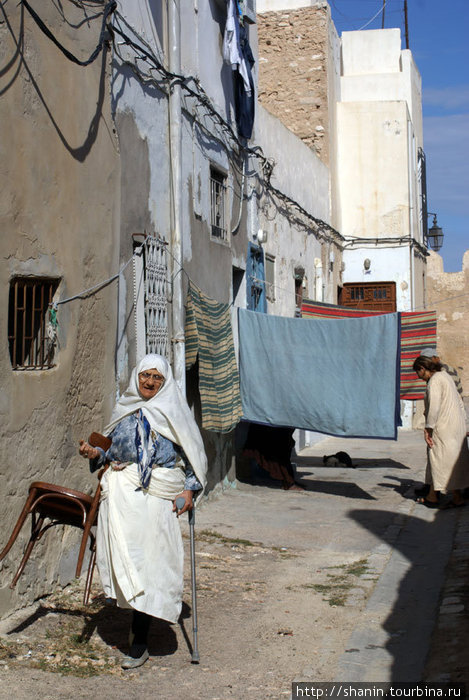 Пенсионерка на улице медины Сфакс, Тунис