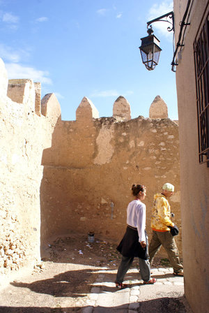 Угловая улочка у стены медины
