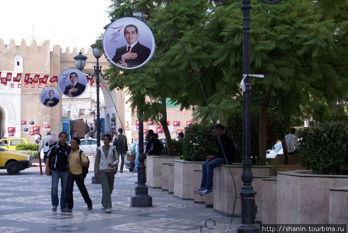 Портреты президента — нынешнего и будущего (результат выборов уже ясен) Сфакс, Тунис