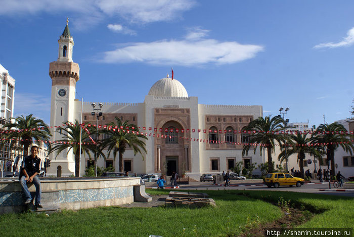 Мечеть на центральной улице Сфакса Сфакс, Тунис