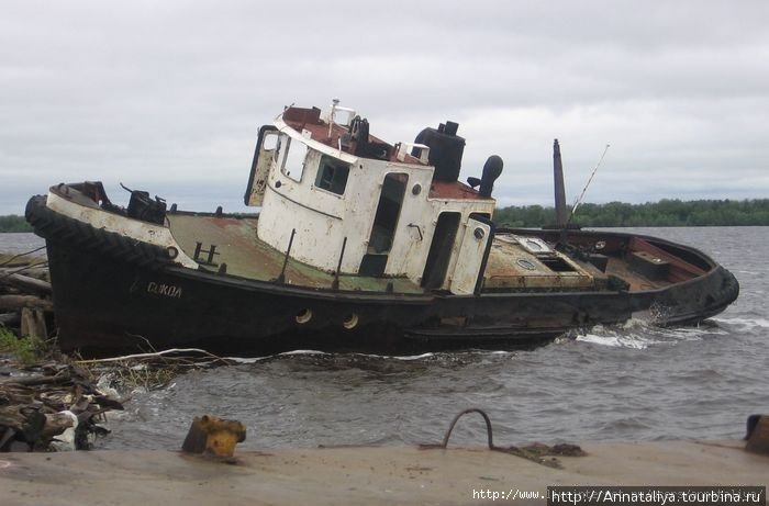 У местной пристани — металлической кривой плавающей платформы, печально вытащенной на берег — мы обнаружили такой вот кораблик... Архангельск, Россия