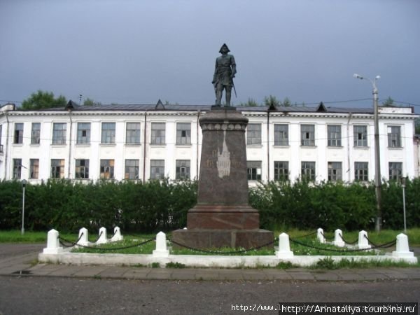 Памятник Петру Первому в центре города Архангельск, Россия
