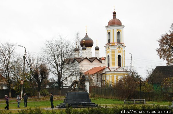 Памятник Ф.М. Достоевскому и Никольская церковь