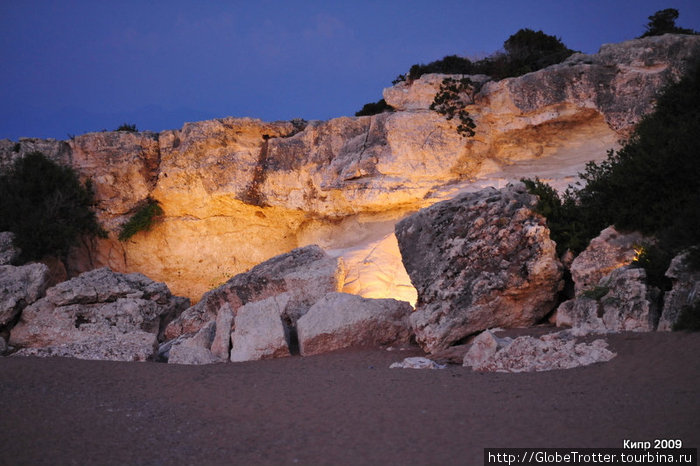 одна массивная скала на пляже отэля украшена подсветкой, что придаёт уют и очарование вечернему купанию. Пафос, Кипр