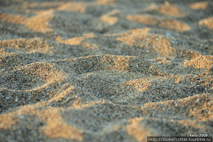 песок светлый, не самый мелкий, но очень чистый и раскаляется до прыготни, если тапки вдруг отсутствуют Пафос, Кипр
