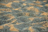 песок светлый, не самый мелкий, но очень чистый и раскаляется до прыготни, если тапки вдруг отсутствуют
