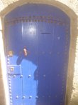 На двери рука Фатимы, популярный в Марокко мусульманский оберег. Интересно, что эта дверь находится в еврейском квартале Эссуэйры.