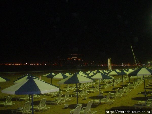 На пляже Агадира ночью светло практически как днем. Набережную и пляж освещают мощные прожекторы, похожие на те, что бывают на стадионах. Марокко