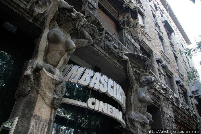 здание местного кинотеатра Триест, Италия