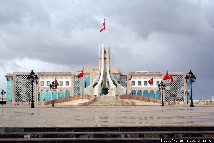 Центральная площадь на окраине медины Тунис, Тунис