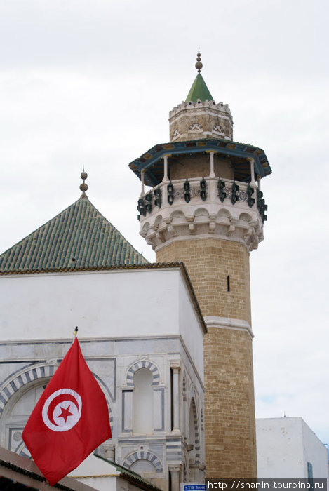 Красный флаг и минарет Тунис, Тунис