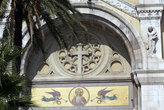 Крест и мозаика на католическом соборе в центре Туниса