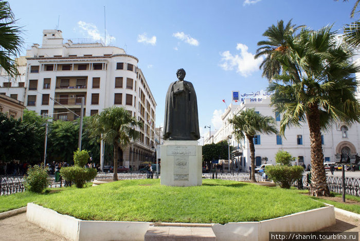 Памятник Ибн Хадуну перед католическим собором Тунис, Тунис