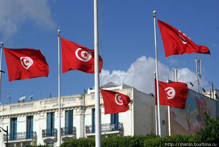 Красные флаги в столице Туниса Тунис, Тунис