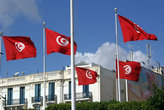Красные флаги в столице Туниса