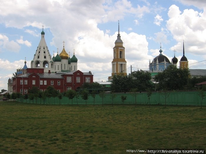 Конечно же, кроме стен и башен, в кремле очень много и других красивых построек! Коломна, Россия