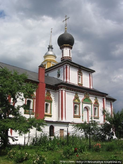 Еще в кремле находится Свято-Троицкий Ново-Голутвин женский монастырь. Монастырь очень маленький. Крошечный просто. Коломна, Россия