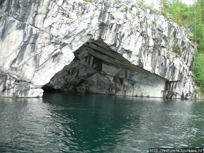 Мраморные скалы и водопады Рускеалы Сортавала, Россия