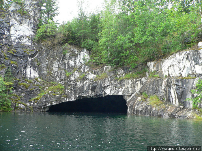 А вот так выглядит вход в пещеру Сортавала, Россия