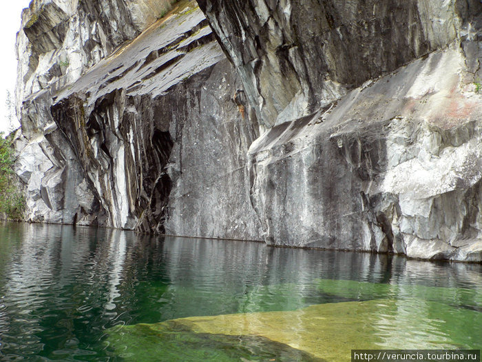 Зеленая вода и глыбы мрамора на дне Сортавала, Россия