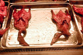 Мёртвых закопченных куриц я называю птеродактилями. Они прекрасны и ужасны одновременно. Всегда застреваю возле витрины с копчеными курицами на несколько секунд, рассматривая, как они кошмарны!