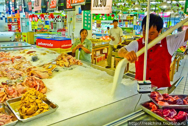 Мясо в Китае – это на 80% — свинина. И на 15 % — курица. Говядины тут практически нет. По крайней мере, в нашем магазинчике ее не бывает никогда. Сямэнь, Китай