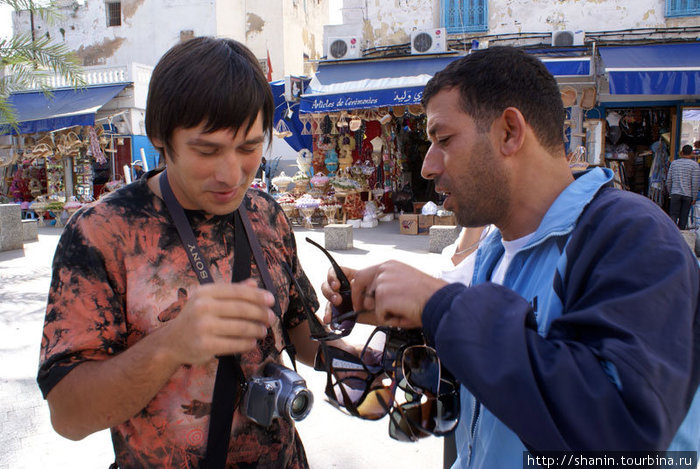 Настойчивый продавец солнцезащитных очков Тунис, Тунис