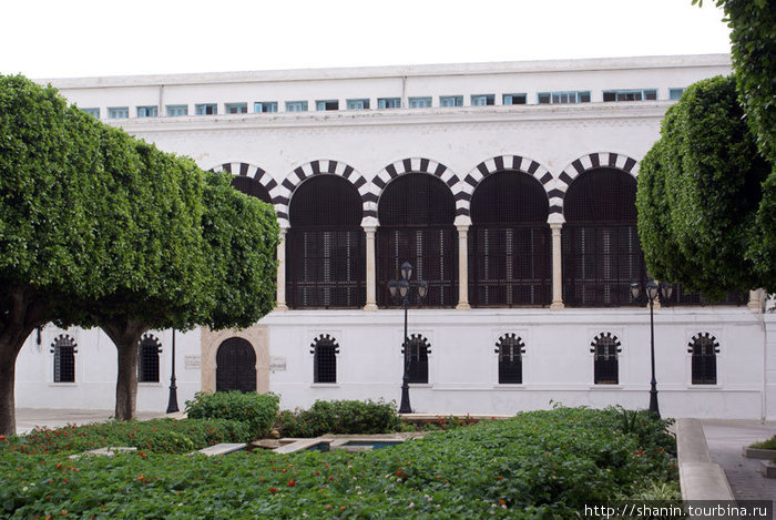 Здание резиденции премьер-министра — в типичном тунисском стиле Тунис, Тунис