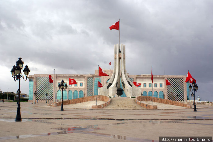 На площади после дождя Тунис, Тунис