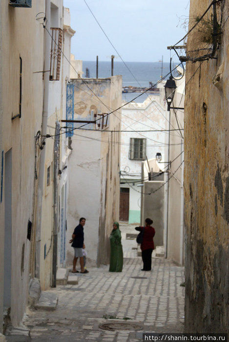 Улочка с видом на море в медине Суса Сусс, Тунис