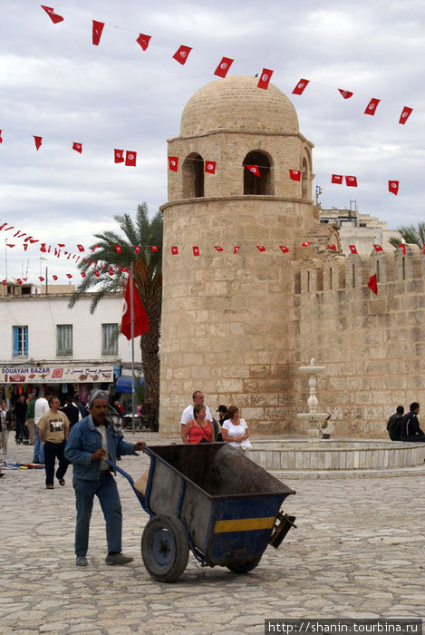Уборщик на площади в Сусе Сусс, Тунис