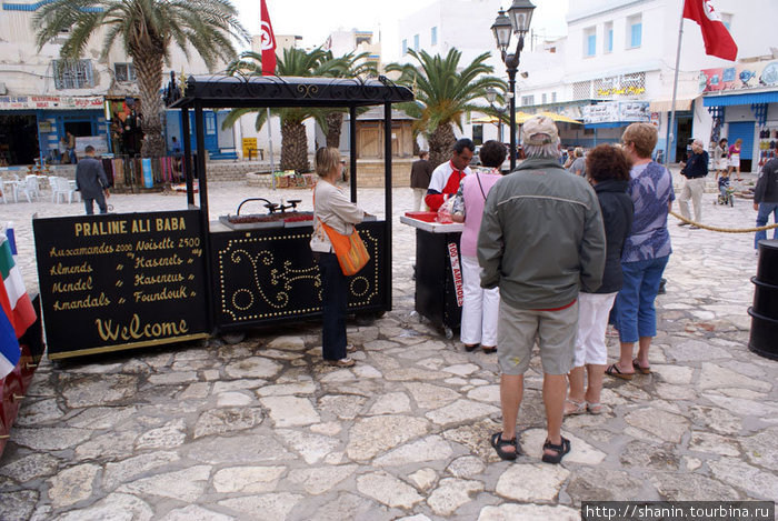 Лоток со сладостями на площади в медине Сусс, Тунис