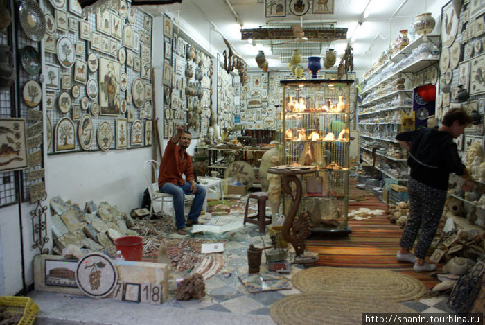 В сувенирном магазине в медине Сусс, Тунис