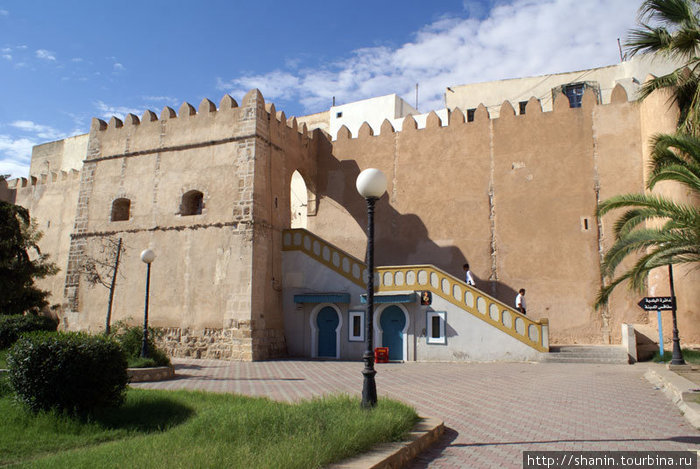 Боковой вход в медину Сфакса, отсюда начинается туристический маршрут по Старому городу Вилайет Сфакс, Тунис