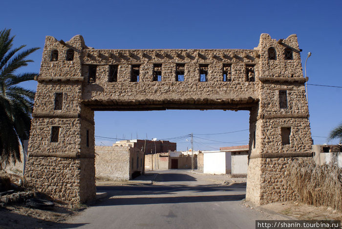 Триумфальные ворота на пути к медине Кебили Вилайет Таузар, Тунис