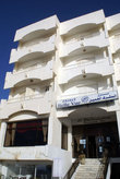 Вход в отель Belle Vue на берегу моря у медины Хаммамета.