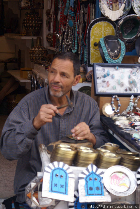 Ремесленник на улице Сиди Бу-Зида Сиди-Бу-Зид, Тунис