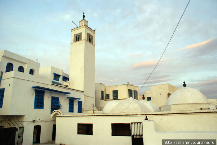 Мечеть на закате в Сиди БУ-Зид Сиди-Бу-Зид, Тунис