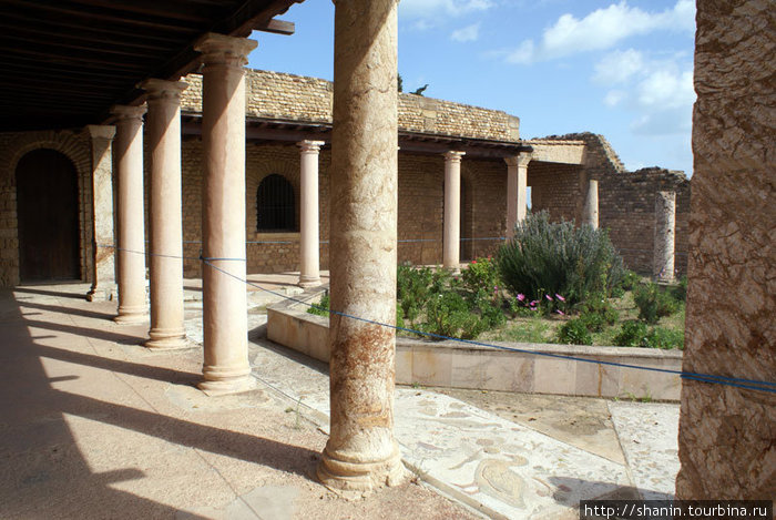 Во дворе римской виллы на руинах Карфагена Сиди-Бу-Зид, Тунис