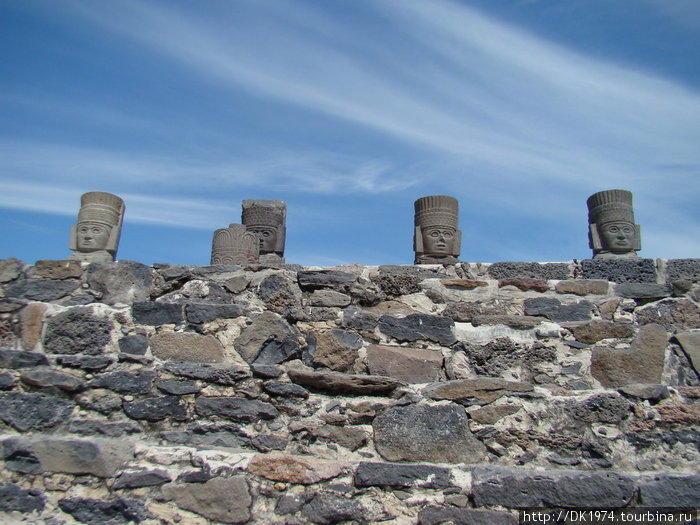 поднимаясь  на вершину пирамиды Тула-де-Альенде, Мексика